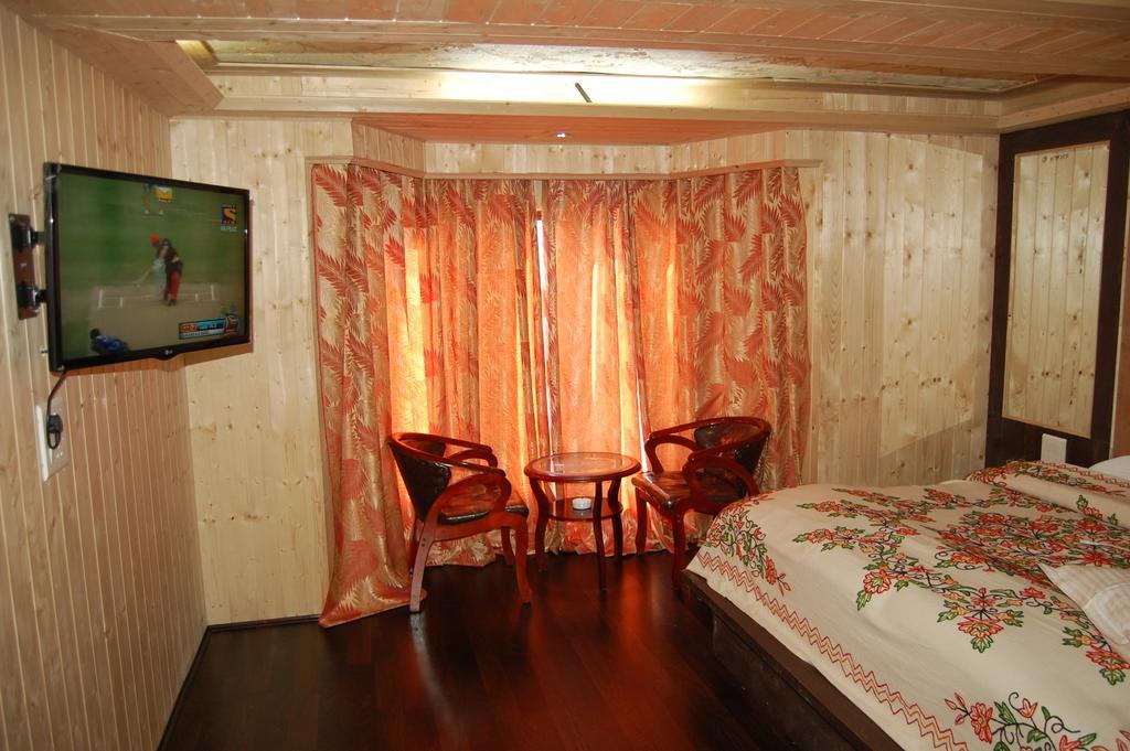 Hotel Zahgeer Continental Gulmarg Quarto foto