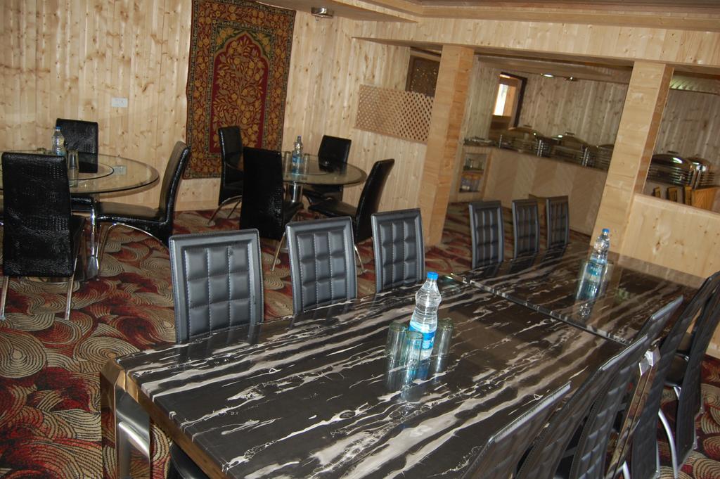 Hotel Zahgeer Continental Gulmarg Quarto foto