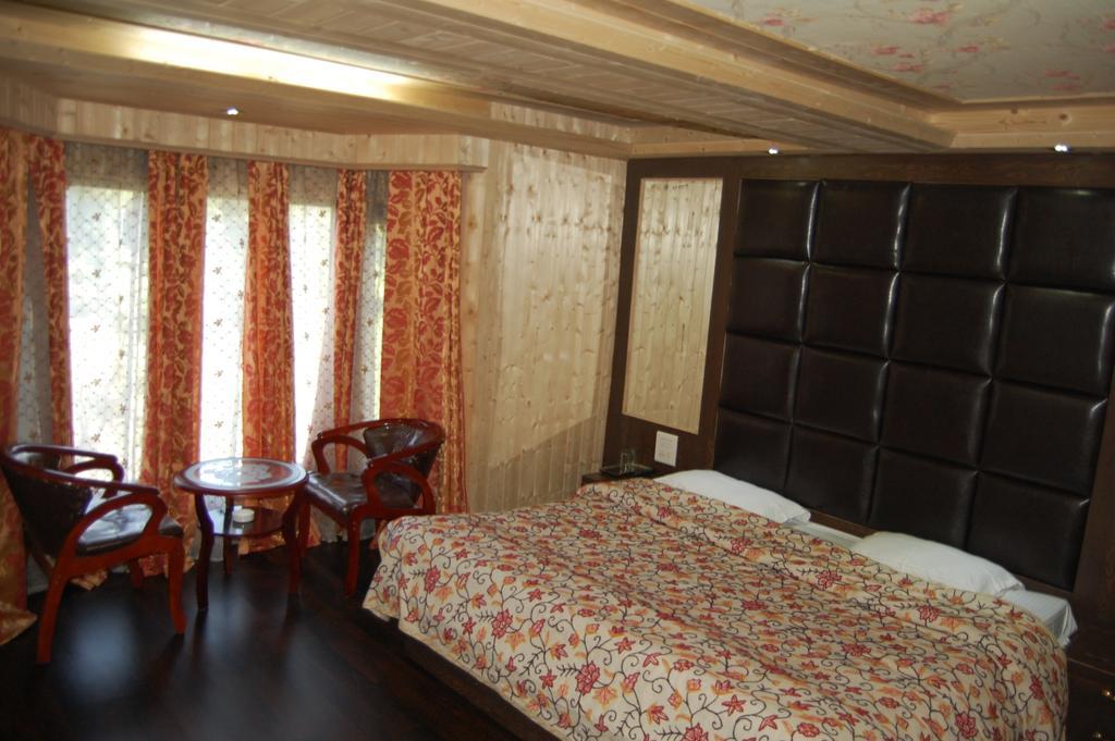Hotel Zahgeer Continental Gulmarg Quarto foto