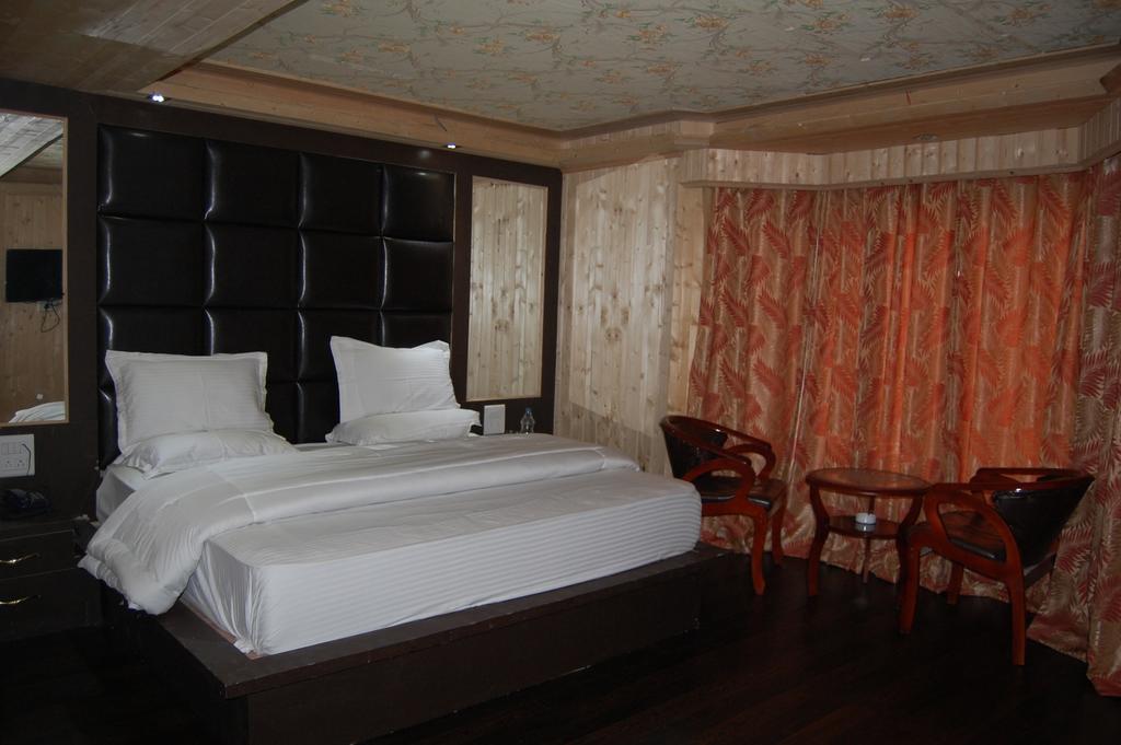 Hotel Zahgeer Continental Gulmarg Quarto foto