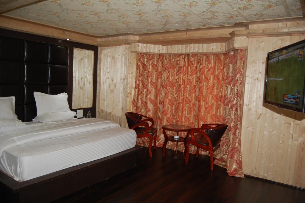 Hotel Zahgeer Continental Gulmarg Quarto foto