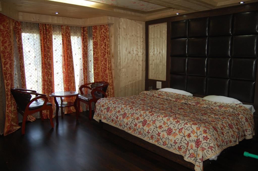 Hotel Zahgeer Continental Gulmarg Quarto foto